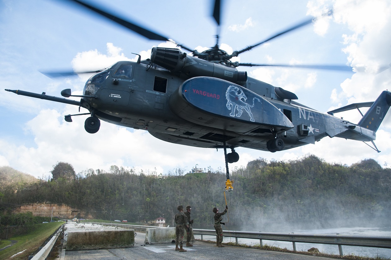 how-the-mh-53e-became-the-navy-s-most-deadly-helicopter-for-its-pilots